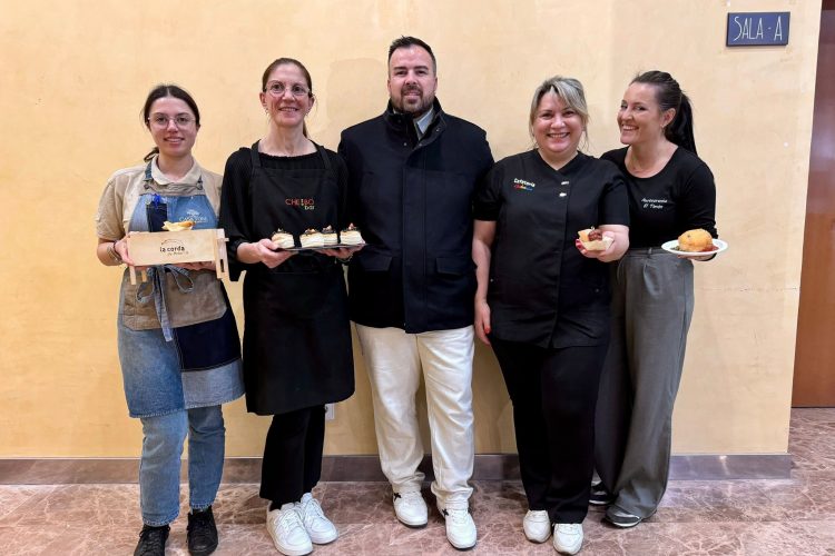 El concejal de Comercio, Lucas Jodar con las representantes de los cuatro establecimientos hosteleros de la ciudad que ofrecieron sus tapas relacionadas con el fuego