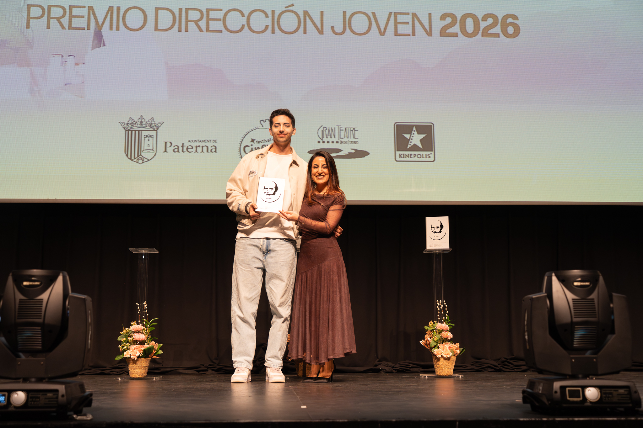  Nazim Galoul recoge el galardón a Mejor Dirección Joven 